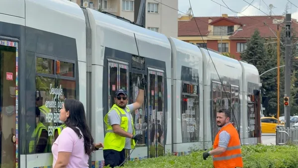 eskisehirde-yurekler-agza-geldi-tramvaydan-kopan-yuksek-gerilim-teli-insanlarin-arasina-dustu-deprem-oluyor-za-1778678759358.jpg