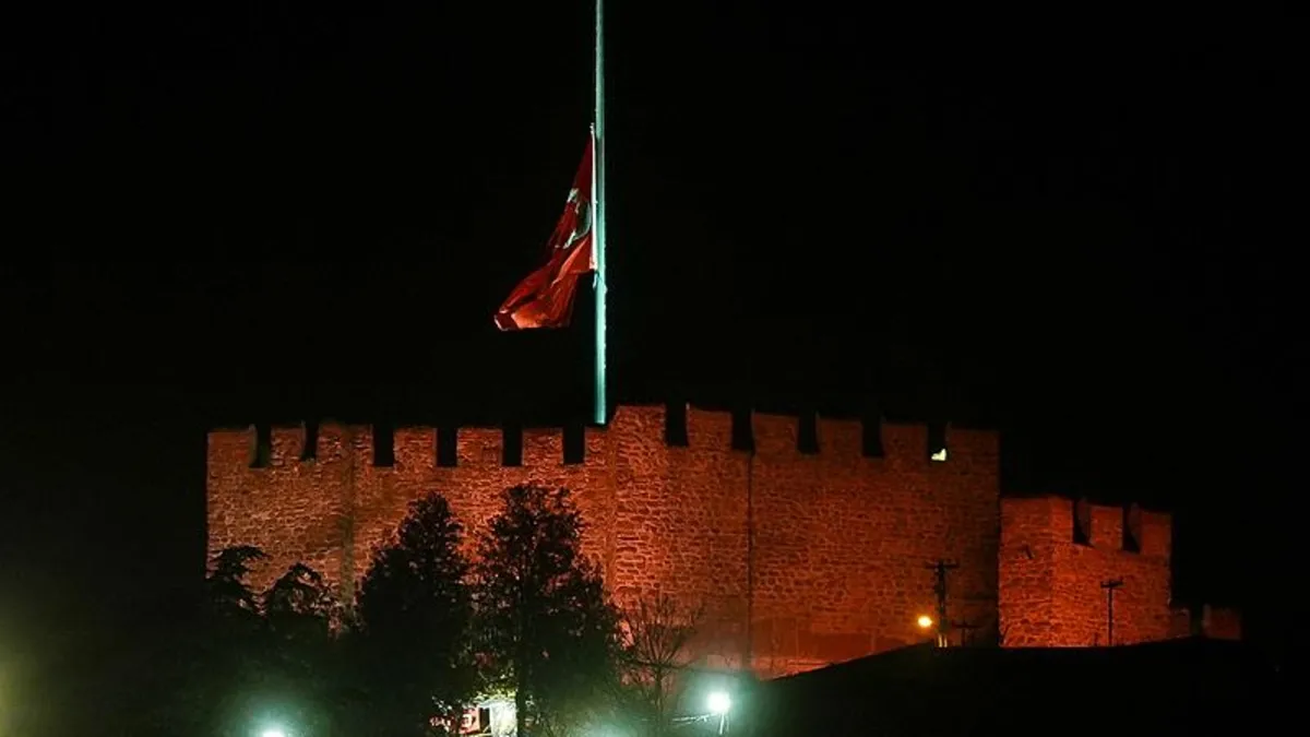 Milli yas nedeniyle bayraklar yarıya indirildi Milli yas nedeniyle bayraklar yarıya indirildi