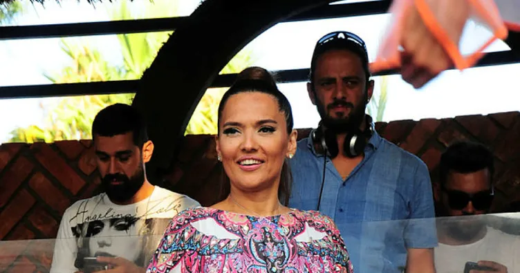Demet Akalın’dan 33 bin TL’lik çizme