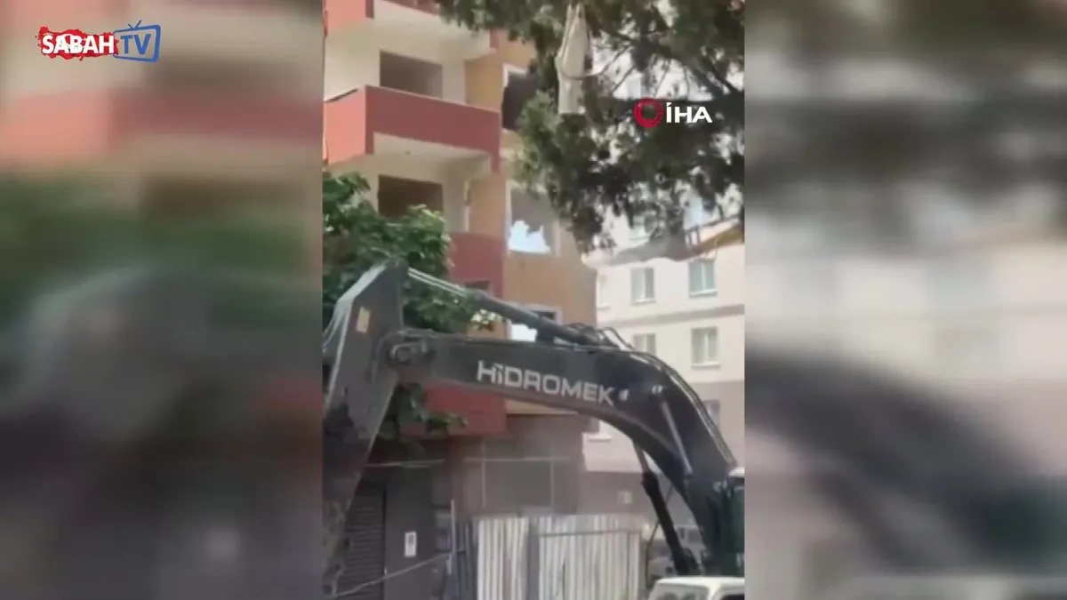 Küçükçekmece’de yıkım sırasında bina yerle bir oldu: O anlar kamerada videosunu izle Küçükçekmece’de yıkım sırasında bina yerle bir oldu: O anlar kamerada videosunu izle