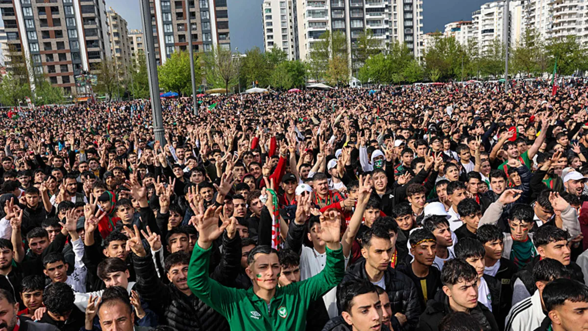 Amedspor'un Süper Lig'e çıkması Diyarbakır'da coşkuyla kutlandı!