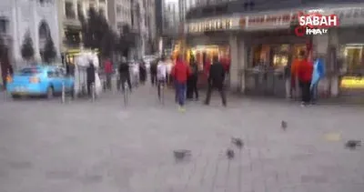 Taksim’de vatandaşla esnaf birbirine girdi...Yumrukların havada uçuştuğu kavga kamerada