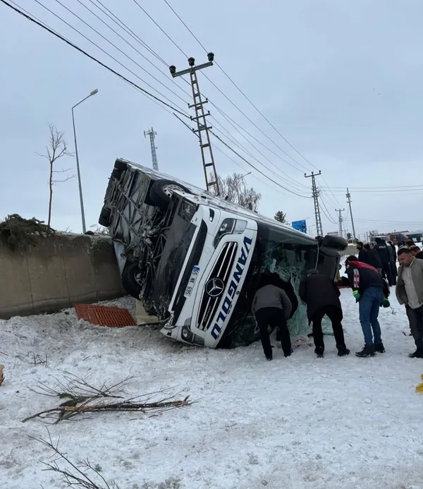 agrida-buzlanma-faciasi-yolcu-otobusu-devrildi-16-yarali-1770468557817.jpg