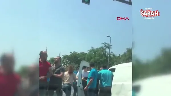 Fatih'te trafikte tartıştığı kişiye silah çeken kişi kamerada | Video