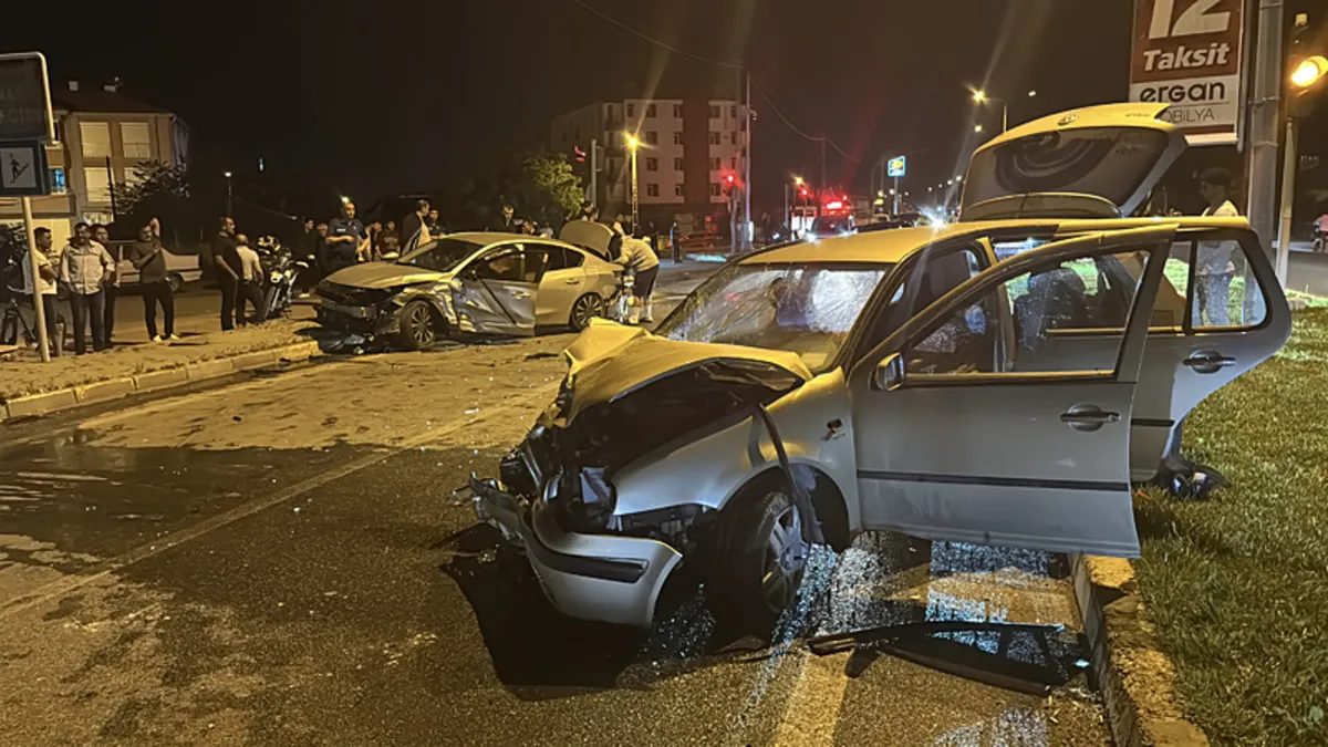 Erzincan'da iki otomobilin çarpışması sonucu meydana gelen trafik kazasında yaralılar ve araçlar.