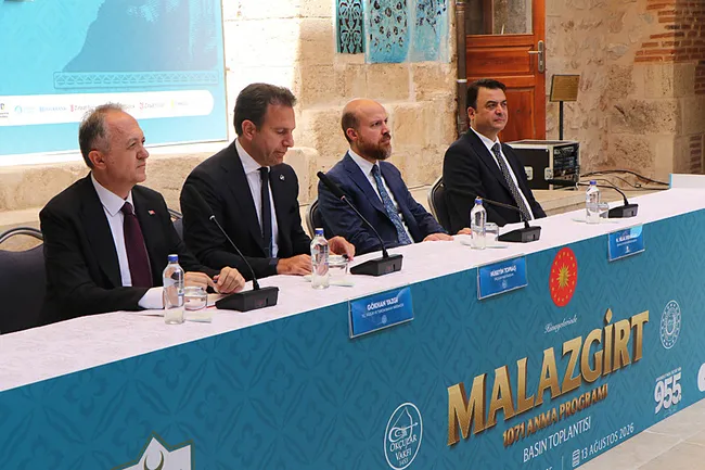 bilal-erdogan-malazgirt-ve-canakkale-gelecek-bin-yilimizin-cozumlerini-sunuyor-1786624475537.jpeg