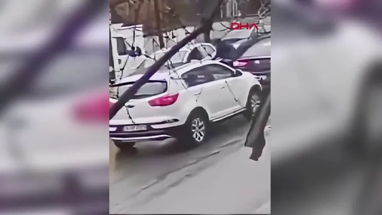 Pendik’te otomobille motokuryeyi ezen sürücünün yeni görüntüleri ortaya çıktı | Video