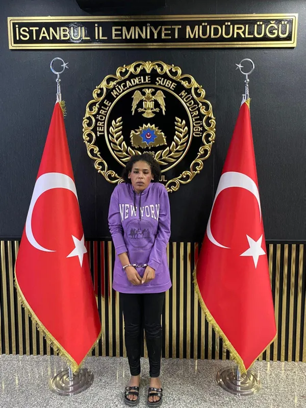 son-dakika-taksimdeki-teroristin-elindeki-kirmizi-gulun-sirri-cozuldu-iste-herkesin-merak-ettigi-sorunun-yanit-1668590279289.jpg SON DAKİKA: Terörist Ahlam Albashir’in ilk ifadesine SABAH ulaştı: 40 dakika neden bekledi?