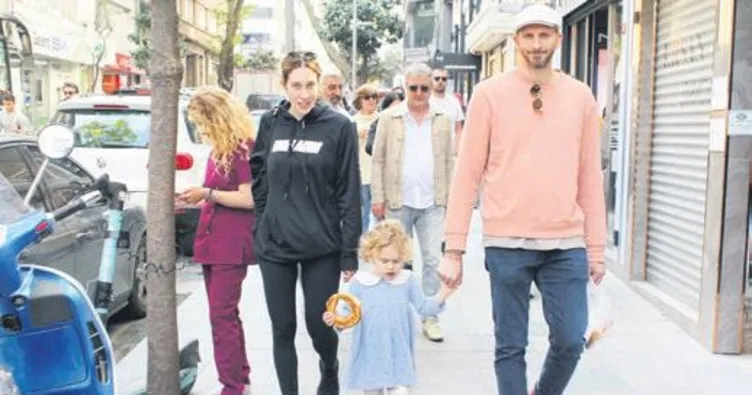 Küçük Yasemin’in simit keyfi