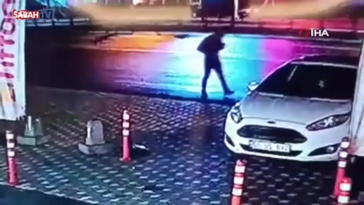 Eşiyle yürüdüğü sırada tanımadığı kişi tarafından bıçaklandı! Olay anı kamerada | Video videosunu izle Eşiyle yürüdüğü sırada tanımadığı kişi tarafından bıçaklandı! Olay anı kamerada | Video videosunu izle