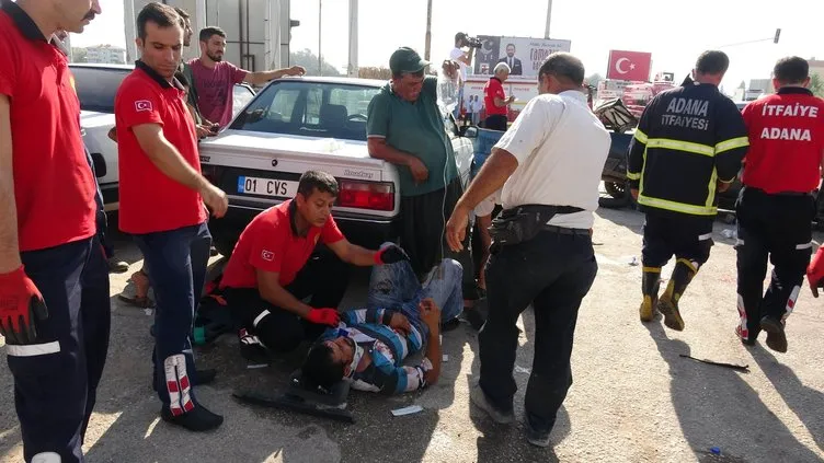 Adana’da otomobiller kafa kafaya çarpıştı: 2’si çocuk 10 yaralı