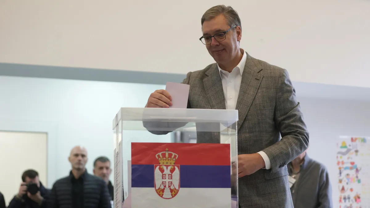 Sırbistan'daki genel seçimde parti temsilcileri oylarını kullandı