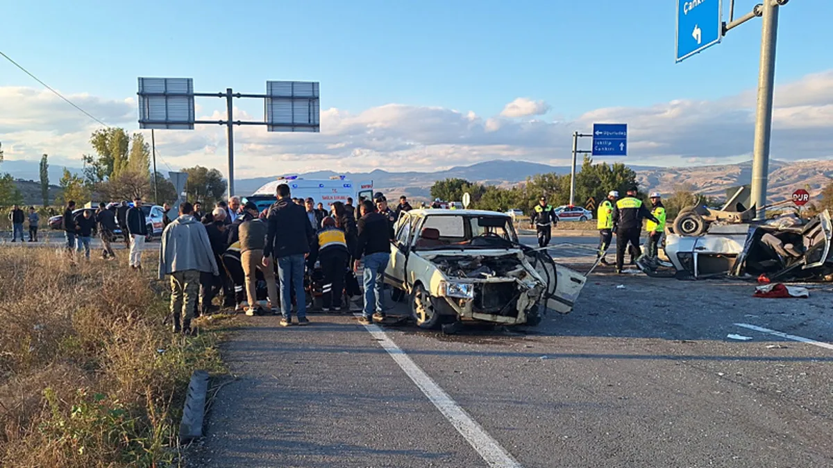 Çorum'da feci kaza! İki otomobil çarpıştı: Yaralılar var