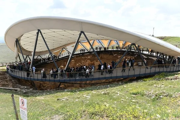 gobeklitepe-9-gunde-66-bin-ziyaretci-agirladi-1763363779081.jpg