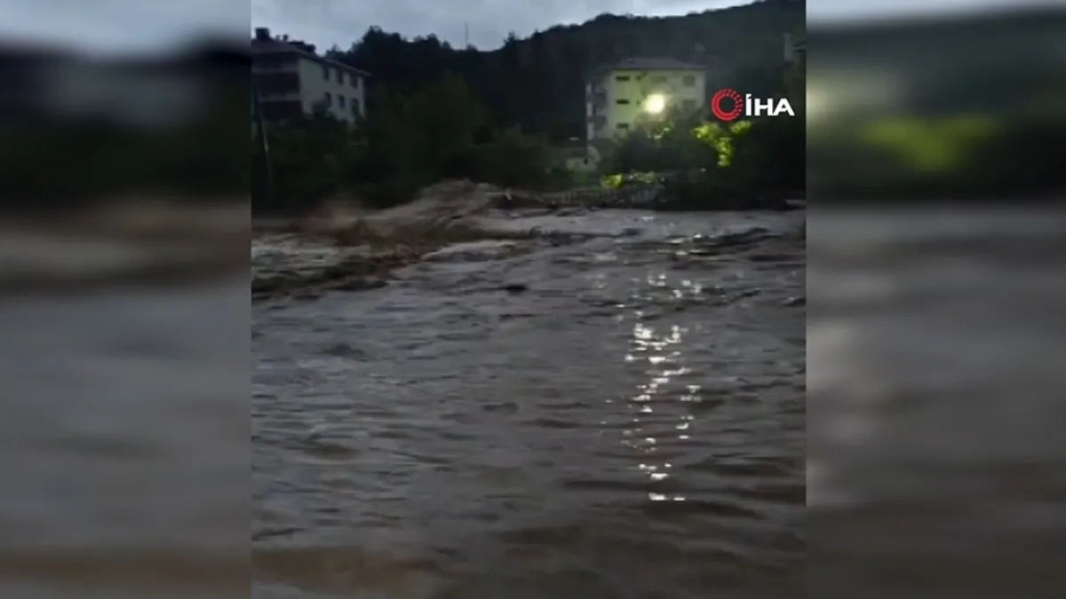 Sel afetinin yaşandığı Cide’de derenin taştığı anlar kamerada Sel afetinin yaşandığı Cide’de derenin taştığı anlar kamerada