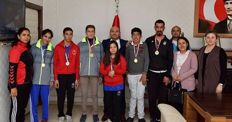 Osmaniyeli özel sporcular madalya sevinçlerini Demir’le paylaştı