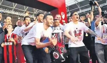 Ünlü tenorun kupa sevinci