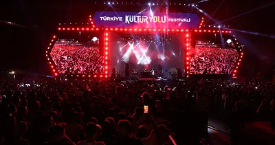 Konya Kültür Yolu Festivali tüm hızıyla sürüyor! Festivalin ikinci gününde Sinan Akçıl’a binlerce hayranı eşlik etti #erzurum