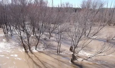 Sivas'ta şiddetli yağmur nedeniyle Kızılırmak Nehri taştı: Köy yolu ulaşıma kapandı! #sivas