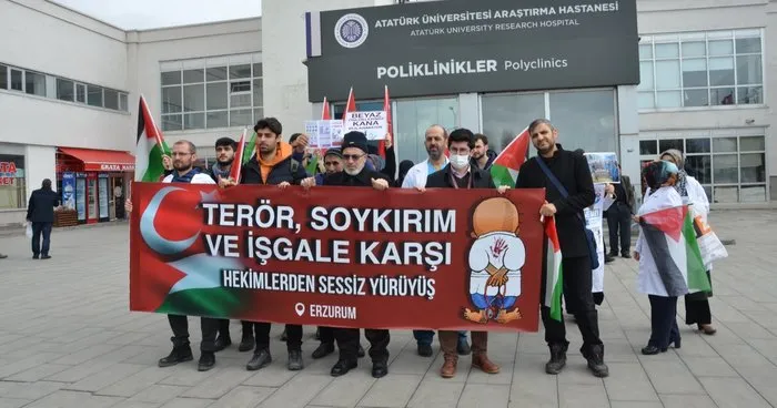 Erzurum’da hekimler Filistin için hastane içinde sessiz yürüyüş yaptı