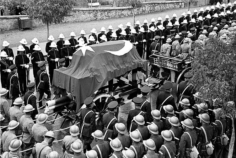 Mustafa Kemal Atatürk’ün son sözü! Başını sağa çevirip doktora dedi ki...