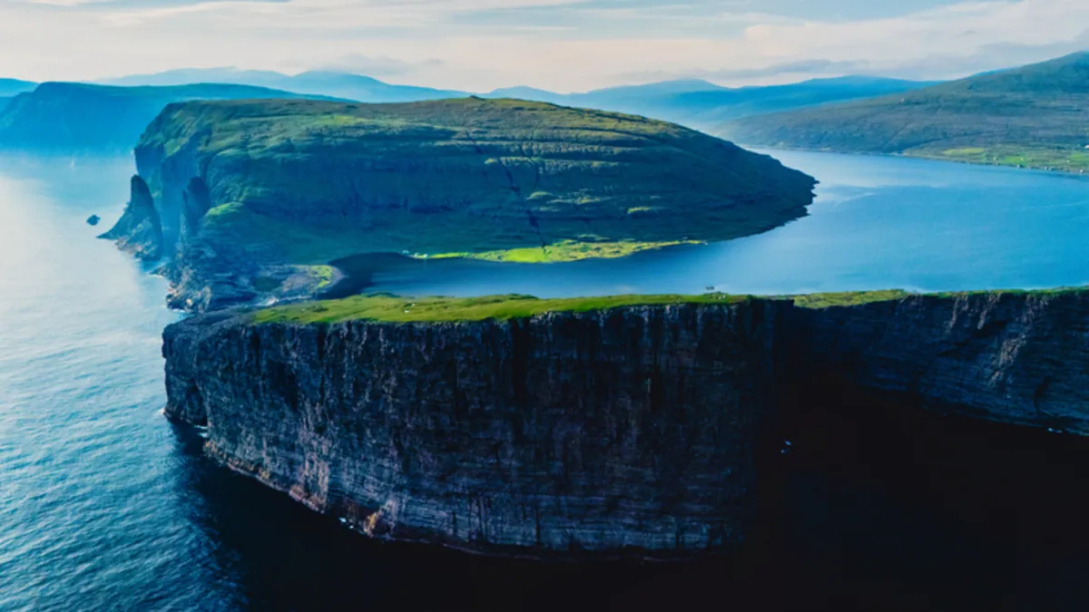 Dünyanın en ilginç göllerinden biri: Deniz üzerinde asılı gibi görünüyor