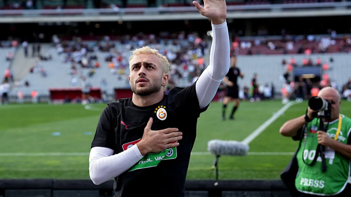 Galatasaray’da buzları eriten hareket! Taraftarlar tribüne çağırıp alkışladı… – Galeri Galatasaray’da buzları eriten hareket! Taraftarlar tribüne çağırıp alkışladı… – Galeri