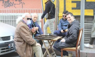 Esnafla tavla oynadı