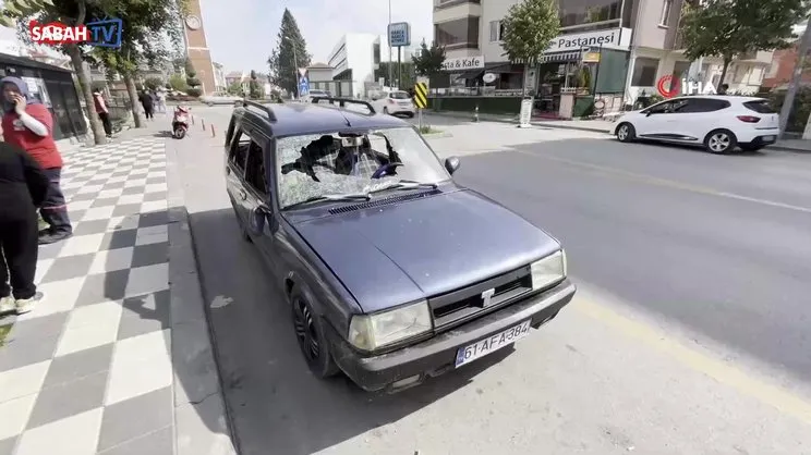 Sinir krizi geçiren vatandaş kendi otomobilini hurdaya çevirdi | Video