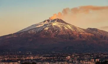 İtalya’da panik anları! Etna Yanardağı yeniden kül ve lav püskürttü