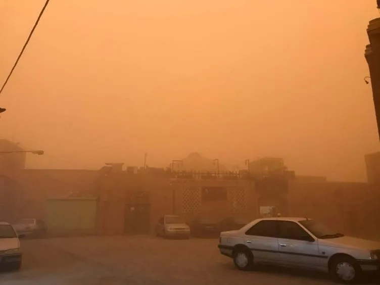 İran’da kum fırtınası etkili oldu