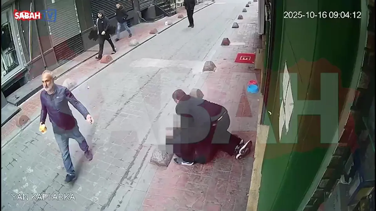 Yerde yatan adamı acımasızca dövdü! Çevredekilerin vurdumduymazlığı pes dedirtti | Video videosunu izle Yerde yatan adamı acımasızca dövdü! Çevredekilerin vurdumduymazlığı pes dedirtti | Video videosunu izle