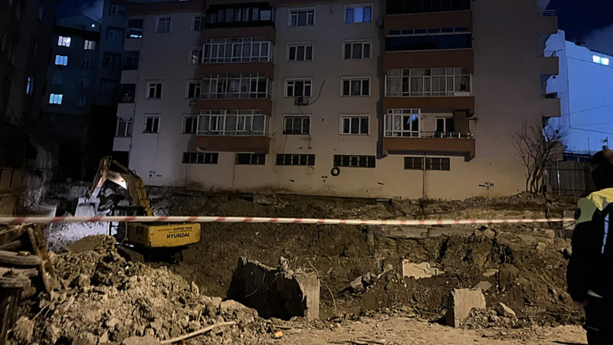 Bahçelievler’de çökme riski oluşan 5 katlı bina tahliye edildi Bahçelievler’de çökme riski oluşan 5 katlı bina tahliye edildi
