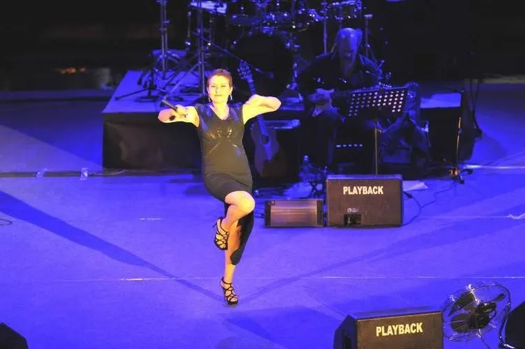 Yenilenen Nilüfer ilk konserinde şov yaptı