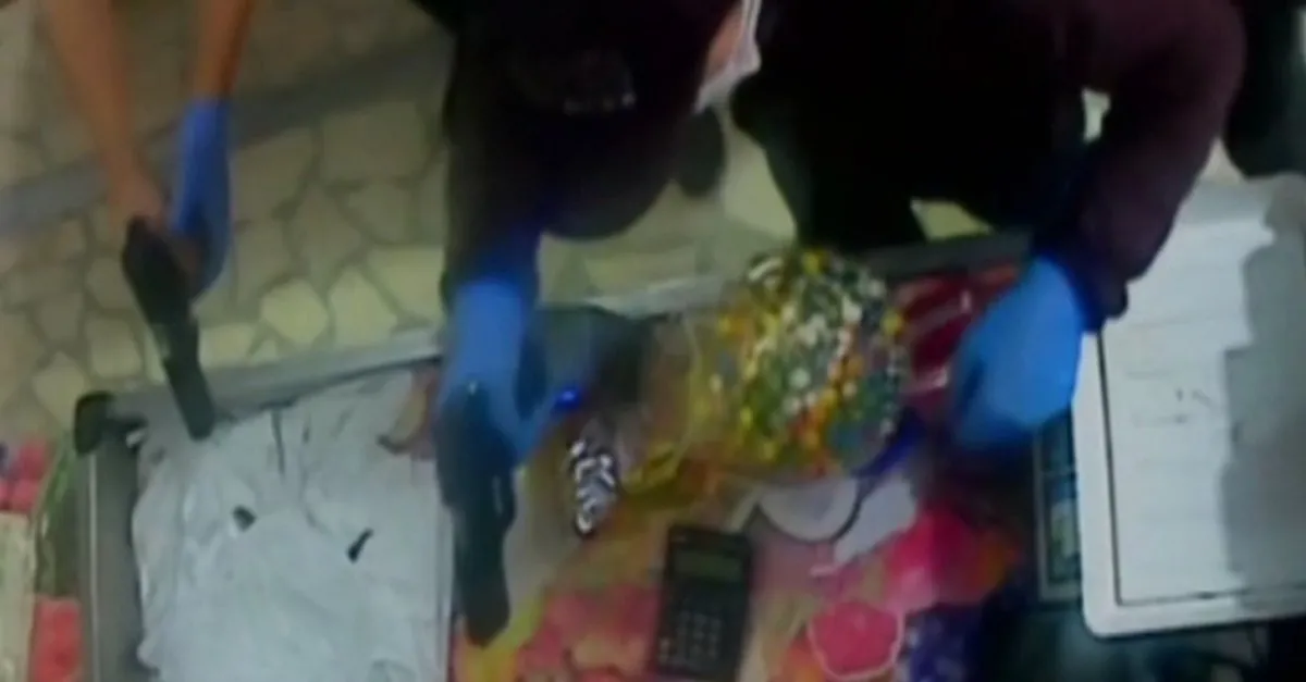 Sultangazi'de silahlı market soygunu kamerada