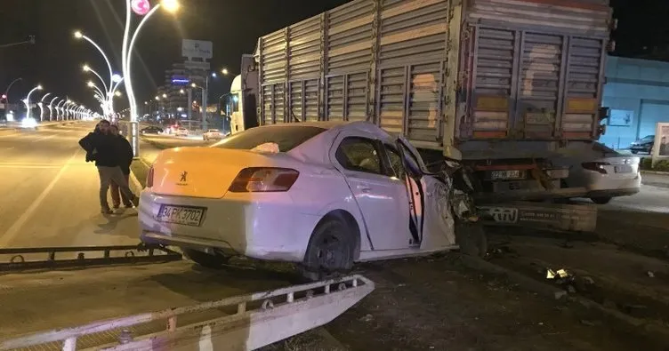 Edirne’de feci kaza! Otomobil park halindeki 2 TIR’a çarptı: 2 yaralı