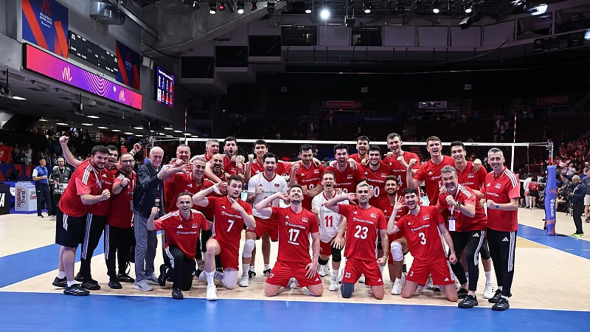 A Milli Erkek Voleybol Takımı oyuncuları file önünde mücadele ederken