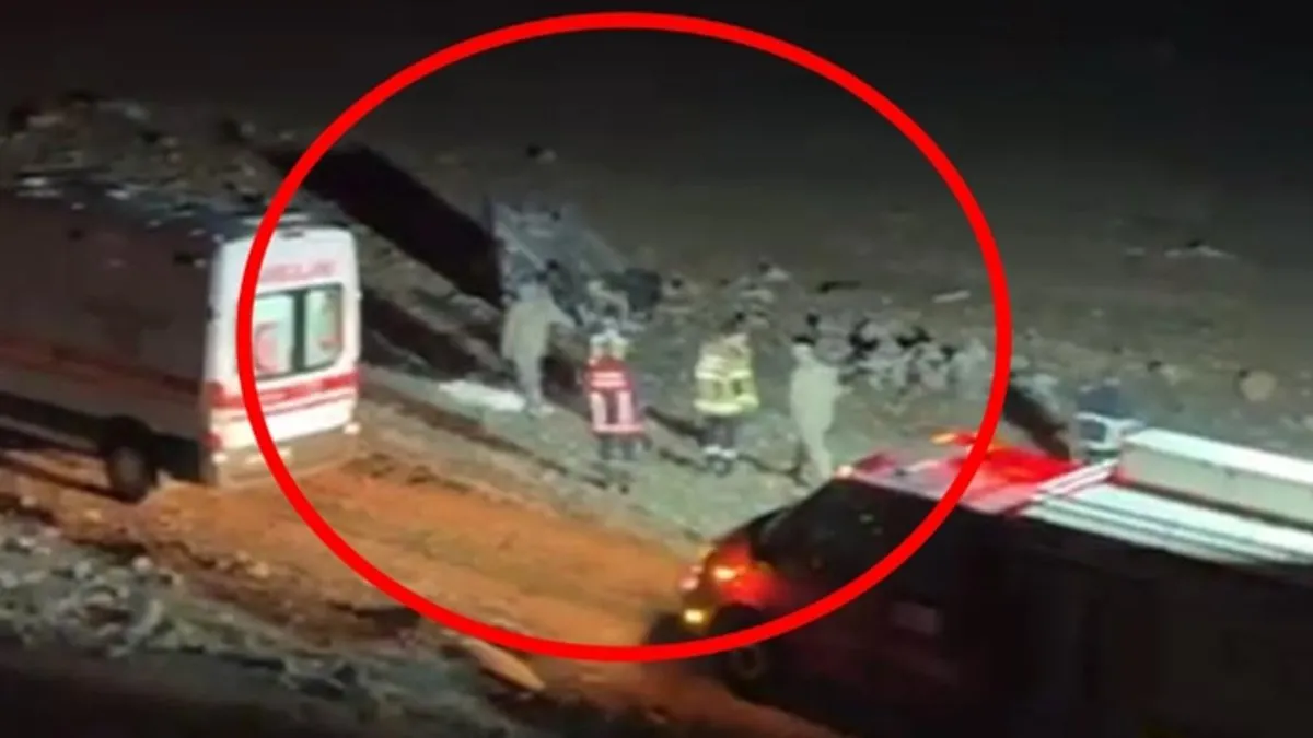 Mardin'de, şarampole devrilen otomobilden fırlayan 2 kişi öldü