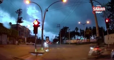 Elektrik direğine yıldırım düşmesiyle yaşanan patlama kamerada | Video