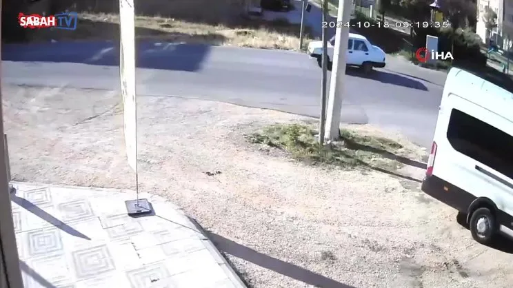 Geri gelirken 5 metrelik direği devirdi, bisikletli son anda böyle kurtuldu | Video