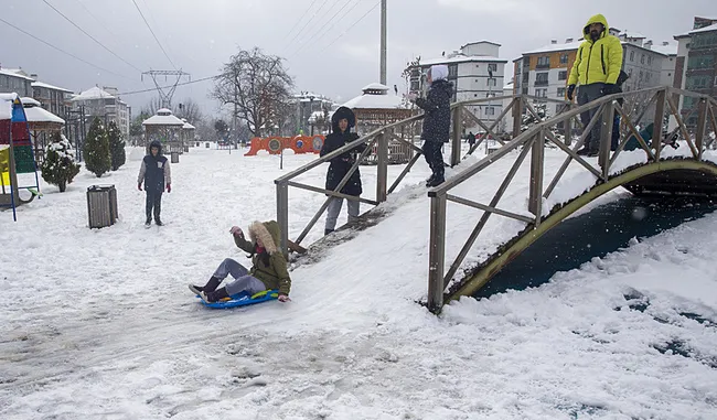 son-dakika-istanbul-icin-kar-uyarisi-bu-kez-izlandadan-geliyor-o-tarihlerden-sonra-lapa-lapa-yagacak-1767337689014.jpeg (800×469)