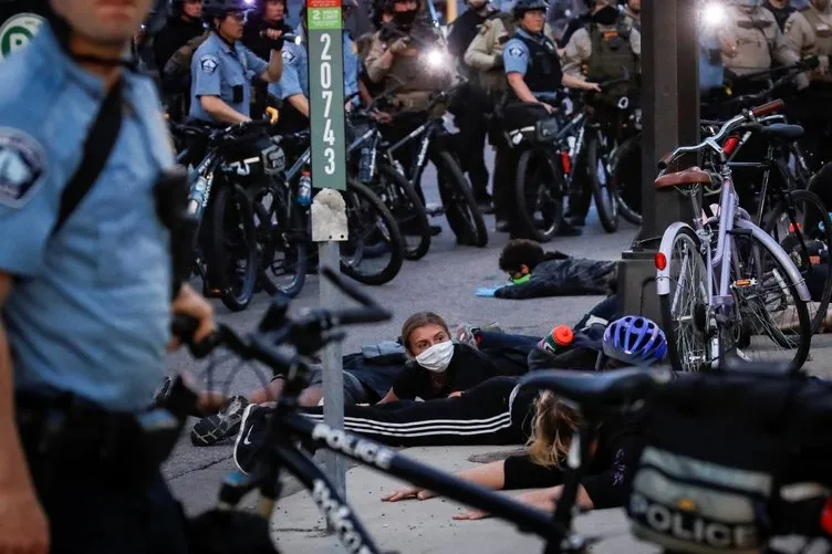 ABD'de öfke kaosa döndü| Washington'da sokağa çıkma yasağı ilan edildi! George Floyd'un öldürülmesinin ardından başlayan protestolarda son dakika gelişmeler...