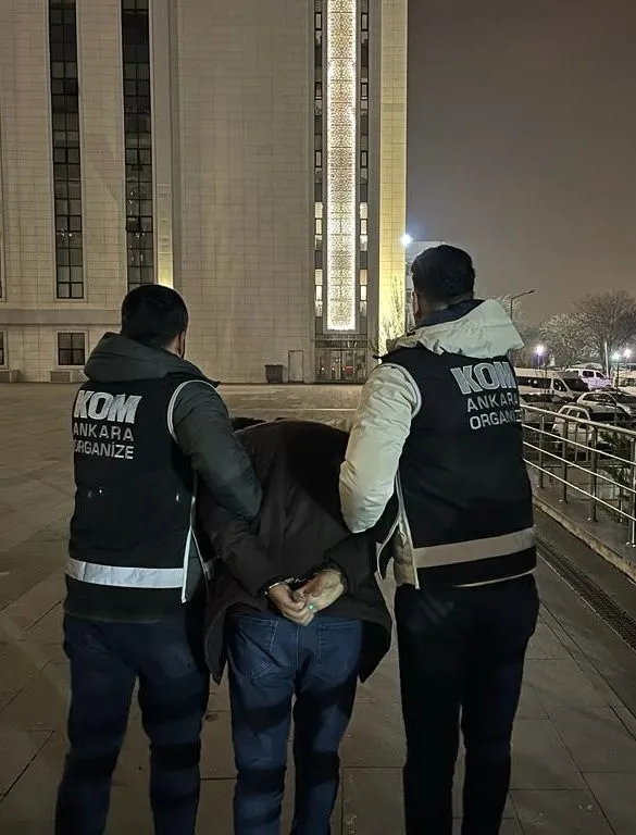 6-yildir-aranan-fetonun-emniyet-mahrem-imami-ankarada-yakalandi-1701977552488.jpg 6 yıldır aranan FETÖ'nün 'Emniyet Mahrem İmamı' Ankara'da yakalandı