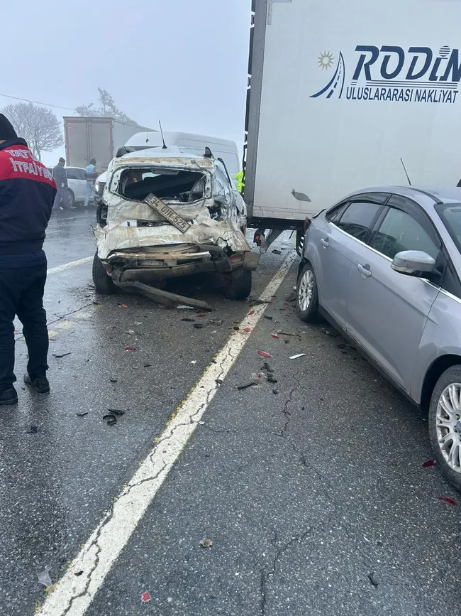 bitliste-akilalmaz-kaza-23-arac-birbirine-girdi-cok-sayida-yarali-var-1733557061093.jpg