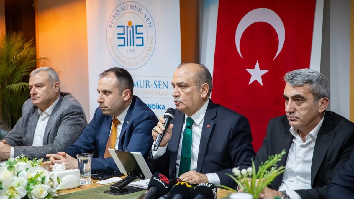 Memurlar şiddete karşı tek yasa istedi: Tutuklu yargılama tedbiri gelmeli Memurlar şiddete karşı tek yasa istedi: Tutuklu yargılama tedbiri gelmeli