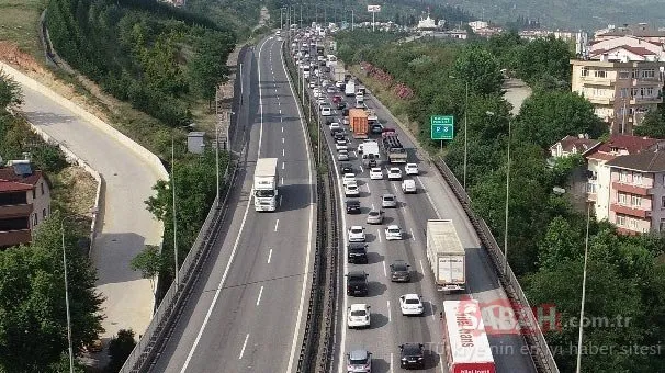 Otoyoldaki trafik yoğunluğu havadan böyle görüntülendi