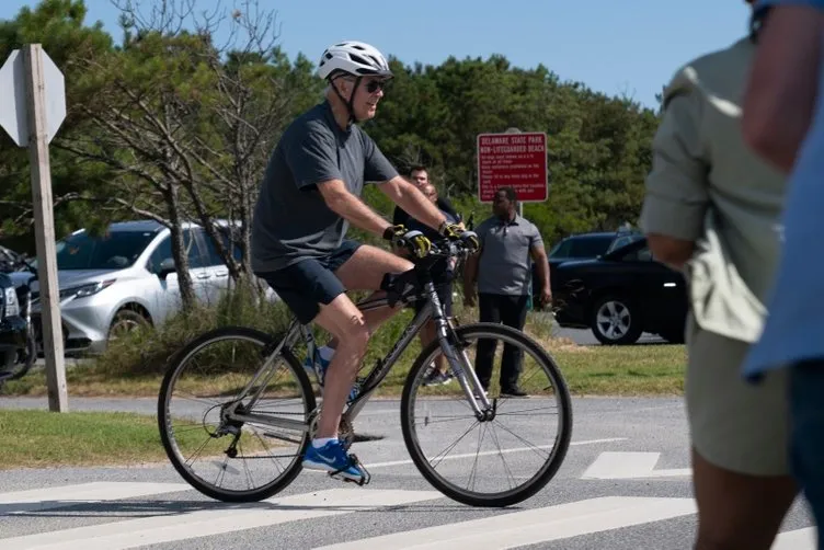 ABD Başkanı Joe Biden bisikletten düştü! O anlar böyle görüntülendi…