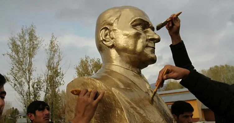Muş Varto’da lise öğrencileri Atatürk büstlerine bakım yaptı