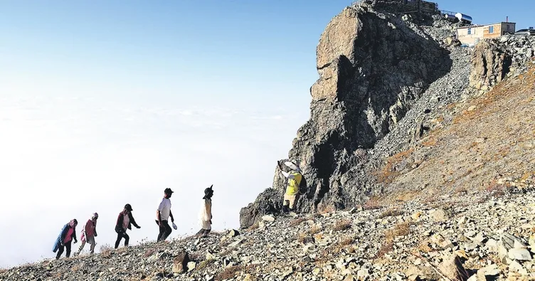 Uçurumdaki mescit dağcıların rotasında