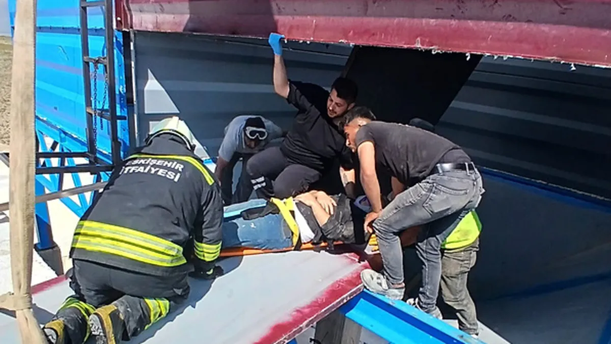 Eskişehir'de maden ocağındaki taş kırma kuyusuna düşen işçiler itfaiye tarafından kurtarılıyor.